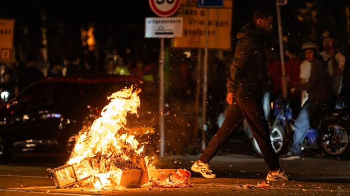 Toch weer onrust in grote steden: politie bekogeld met glazen flesjes