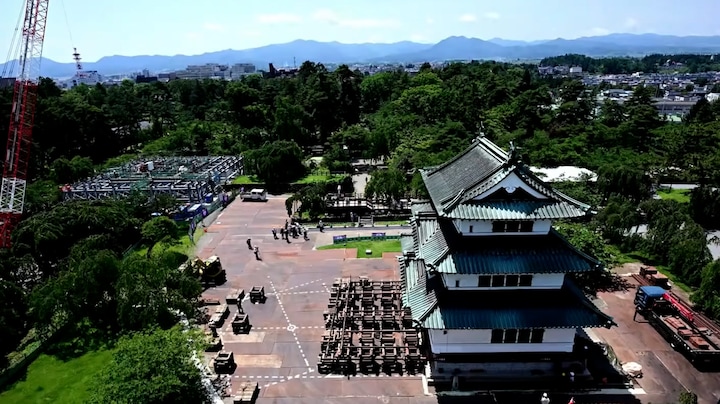 1800 Japanners verplaatsen loodzwaar kasteel op traditionele wijze