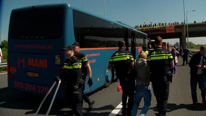 Honderden mensen opgepakt en afgevoerd bij XR-blokkade A12