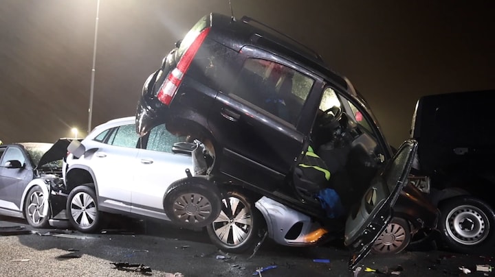 Elf auto's knallen op elkaar bij dubbele kettingbotsing op A4