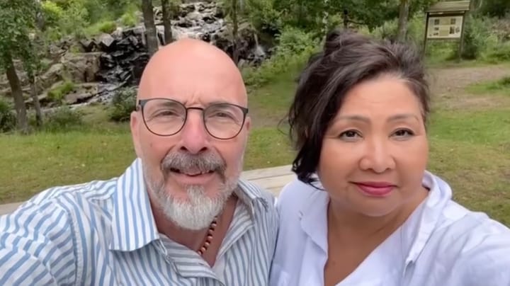 Pearl en Robin uit Winter Vol Liefde stoeien met leren van Zweedse taal