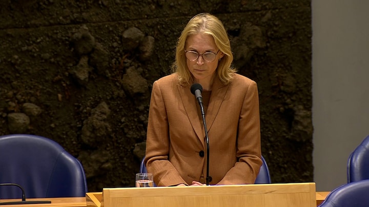 Minister Boekholt weet antwoord op vraag in Kamer niet, laat pijnlijk lange stilte vallen