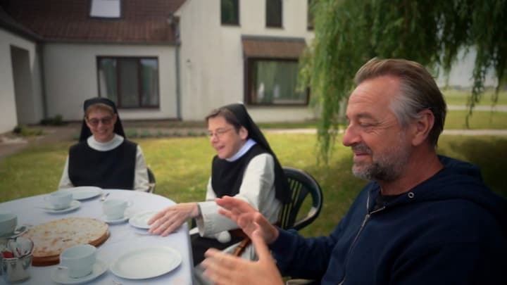Tom Waes overdenkt zijn zonde bij de nonnen: 'Ik heb een best zware fout gemaakt'