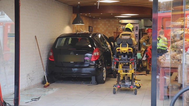 Auto-ongeluk: bestuurder rijdt bakkerswinkel in Ugchelen in
