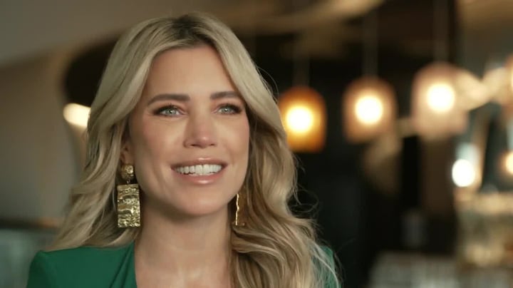 Sylvie Meis kijkt ogen uit bij de opnames van Love Island