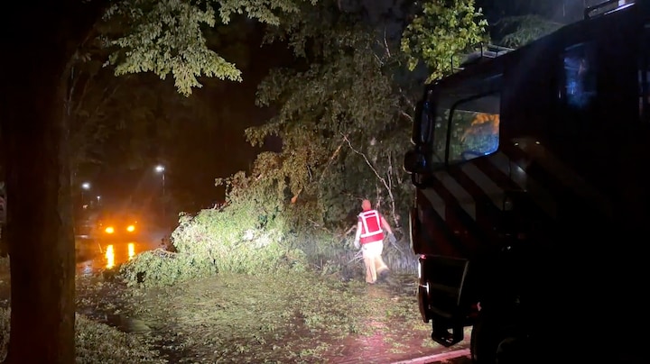 Van lekker warm tot natte voeten: tropisch weer slaat in Nuenen om in hevige storm