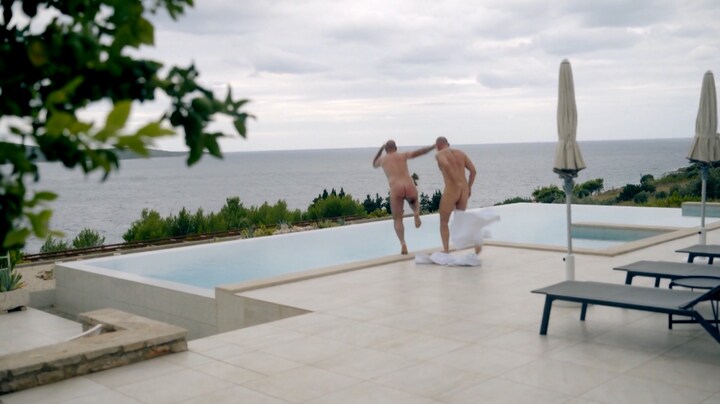 Ferenc en Domenik duiken poedelnaakt het water in voor broodnodige afkoeling in MAFS: 'Heerlijke man'