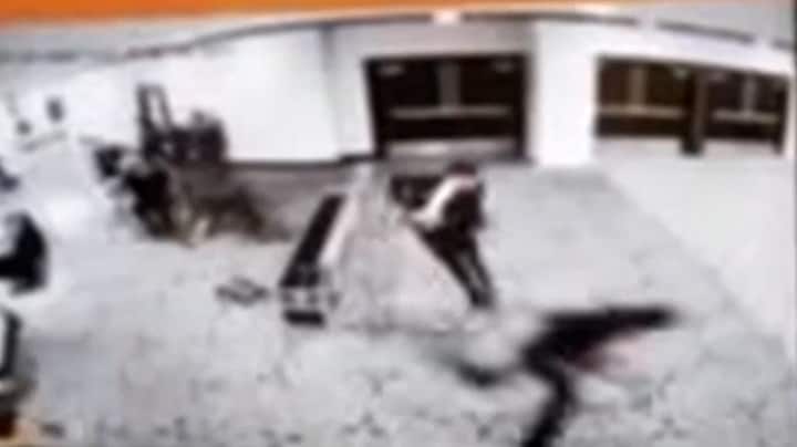 Bewakingsbeeld: verdachte schietincident VS rent langs beveiliging