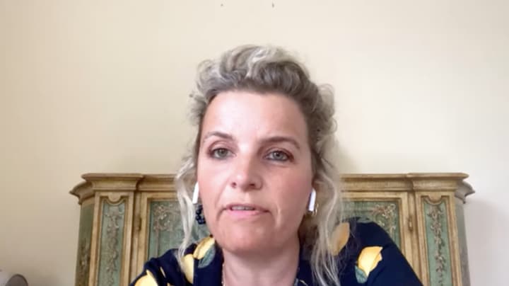 Clarice Stenger: 'Johan Derksen moet beveiliging krijgen'