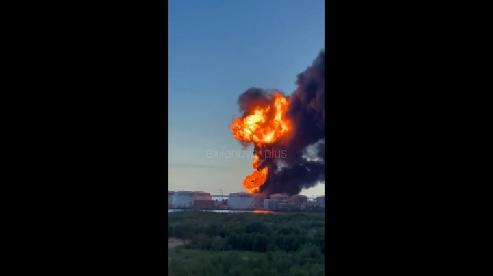 In beeld: enorme explosie na Oekraïense droneaanval op oliedepot St. Petersburg