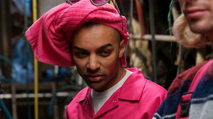 King Faisel gilt het uit tijdens melken van koeien in Hakken over de