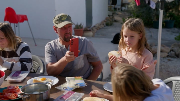 Familie Jelies neemt video op voor dochter Jennie: 'We missen je'