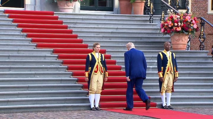 Zo ontvangt koninklijke familie wereldleiders voor diner, Amalia krijgt handkus
