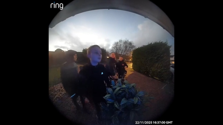 Schotse jongetjes gaan viral met vrolijke kerstboodschap aan buurtbewoners