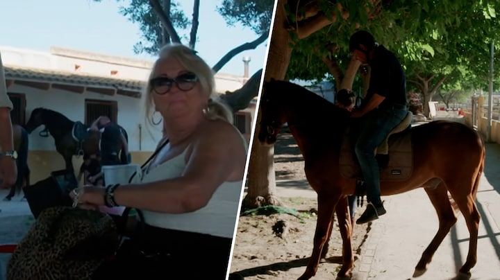 Monique Hansler kijkt veilig toe en lacht stuntelende Peter uit tijdens paardrijtocht