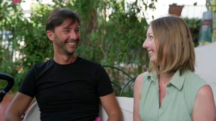 Debbie showt vol trots baby Giuseppe