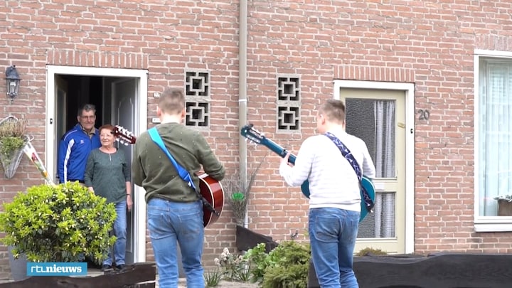 Rik en Fèr brengen serenades aan kwetsbare mensen in Berghem