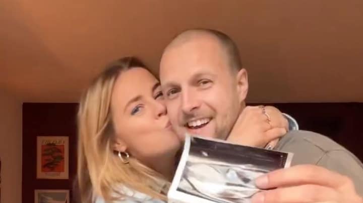 Tim Senders en Kiki Bosman verrassen vrienden en familie met originele zwangerschapsaankondiging