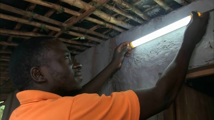Eindelijk toegang tot elektriciteit in dit dorpje in Malawi: 'Nu kan ik 's avonds leren'