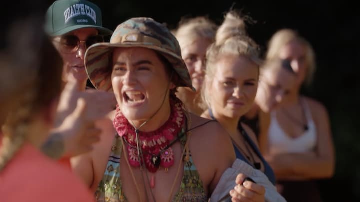 Amy-Rose clasht met URK!-zussen in Echte Meisjes in de jungle: 'Niet mijn type mensen'