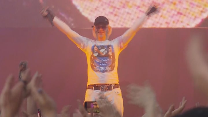 Joost Klein terug op het podium na songfestivalrel, publiek uitzinning
