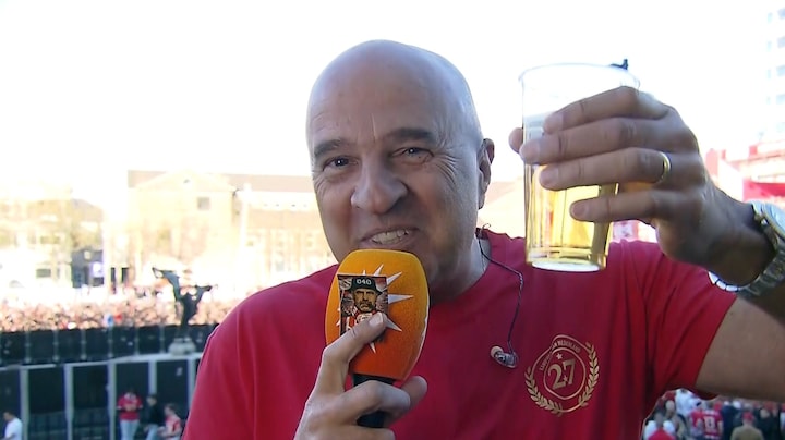 John van den Heuvel verstaat er niets van bij PSV-feest: 'Proost!'