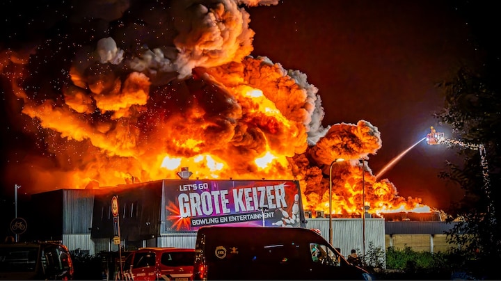 In beeld: uitslaande brand in bowlingcentrum Leeuwarden, gebouw niet meer te redden