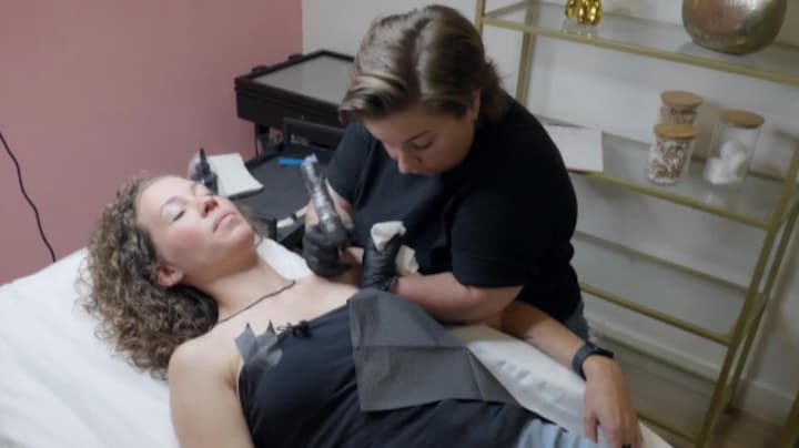 Cindy begint MAFS-avontuur met tatoeage van het programma