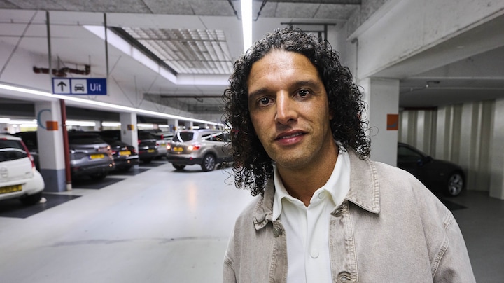 Ophef nadat Ali B lachend op de foto gaat met fans: 'Ali Tralie, wat doe jij hier?'