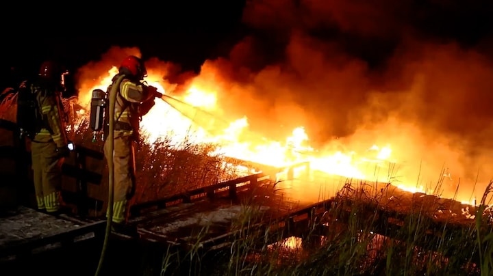 Recreatiesteiger Emmeloord afgebrand 'na vuurwerk bij bruilo