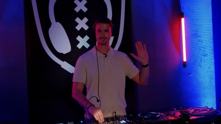 Overdag accountmanager, 's avonds dj Maui: Martijn leert draaien op de DJ School