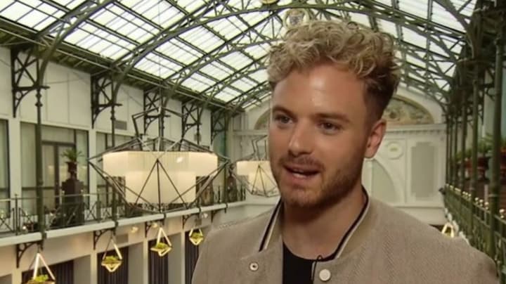 Biografie Jim Bakkum onthult geheime relatie met Idols-kandidate