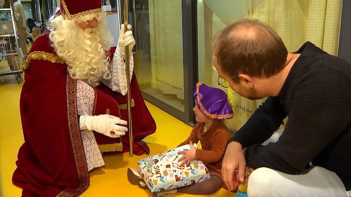 Pepernoten, cadeautjes en vooral veel blije kindjes: Sint slaat ziekenhuizen niet over