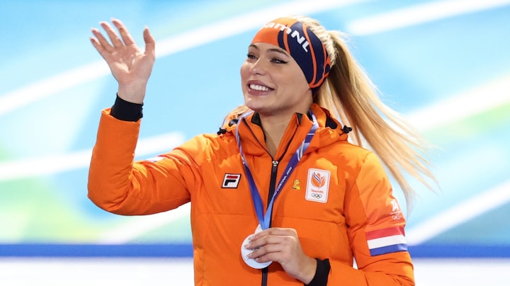 Jutta Leerdam neemt in stijl afscheid van het olympisch dorp in Milaan: 'Goud, zilver en een Birkin'