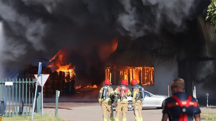 Verwoestende brand bij palletbedrijf Lelystad