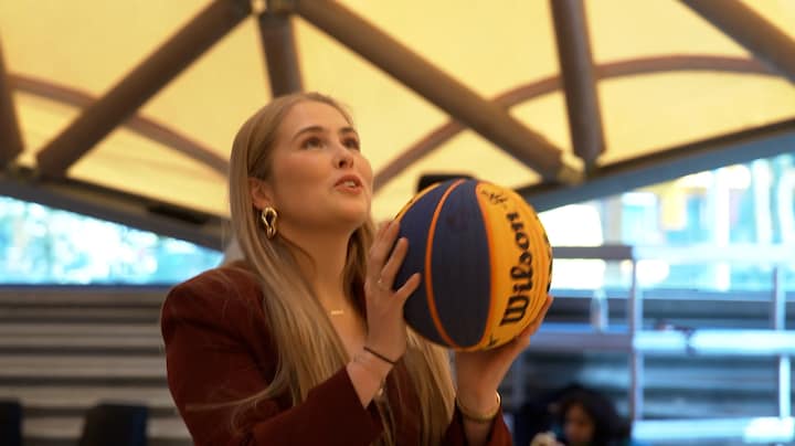 Prinses Amalia waagt zich op hakken aan potje basketbal: 'Verwacht niet te veel'