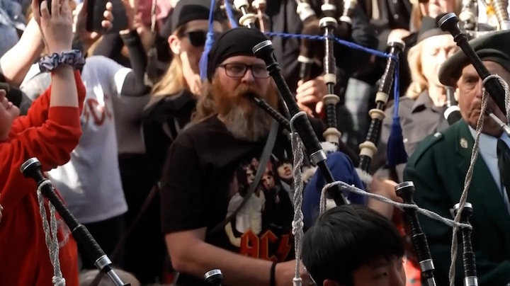 374 doedelzakspelers zetten met AC/DC nieuw record, maar dat wordt niet erkend