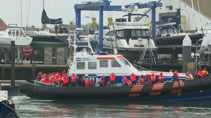 Schip met 75 opvarenden loopt vast op zandplaat bij Breskens