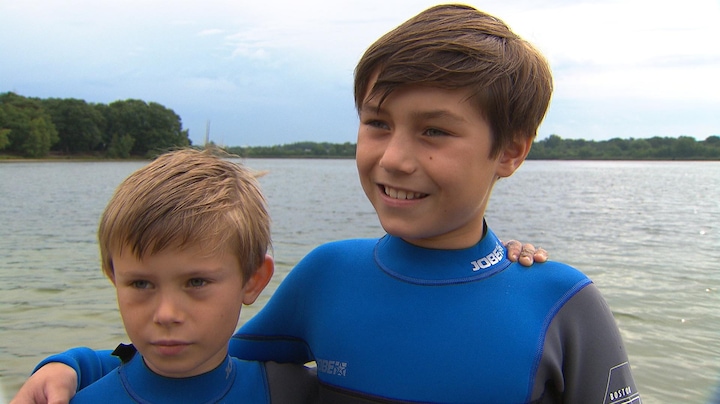 Broertjes zwemmen Elfstedentocht voor ziek zusje