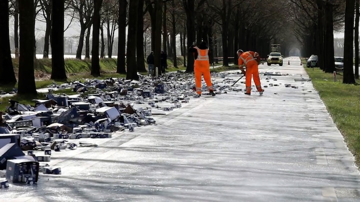Provinciale weg ligt vol melk na ongeluk