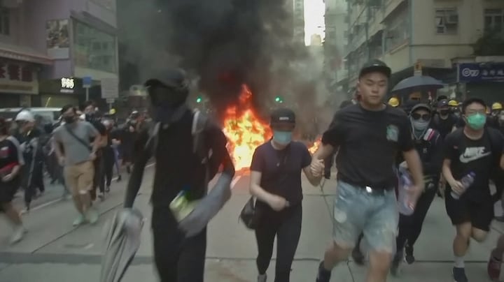 Compleet slagveld in Hong Kong bij viering 70 jaar
