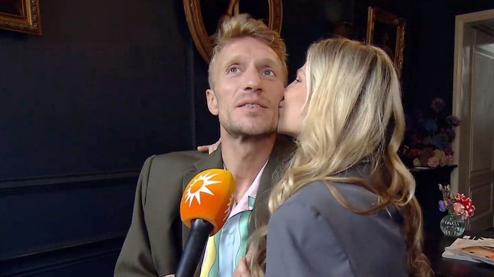 Joshua Nolet emotioneel tijdens boekpresentatie vrouw over moederschap: 'Had er ook wat aan'