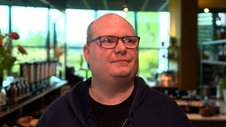 Romano heeft autisme en pleit voor meer rust in hotels bij het ontbijtbuffet