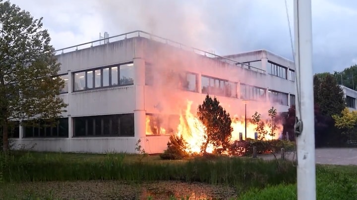 Metershoge vlammen bij brand na protest noodopvang in Loosdrecht