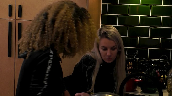 Grace en Vera praten over Tobias