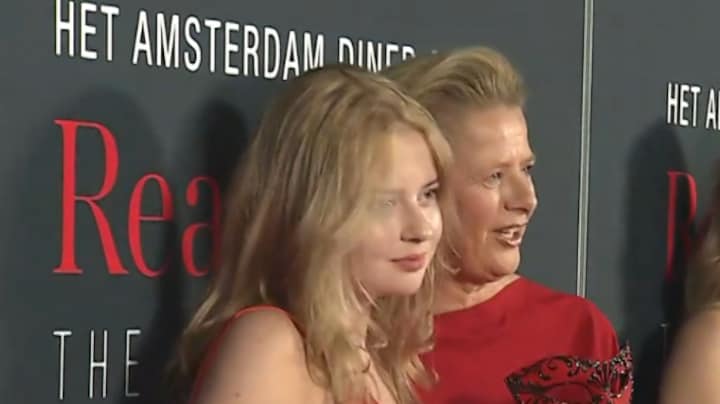 Prinses Mabel Met Dochter Zaria Op Rode Loper Lang Buiten prinses-mabel-met-dochter-zaria-op-rode-loper-lang-buiten