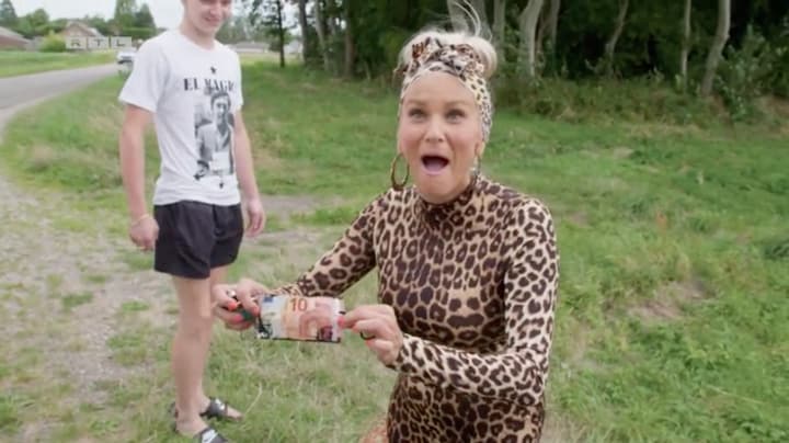 Tony en Pablo houden moeder Corrina voor de gek