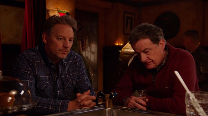 Henk kijkt te diep in het glaasje