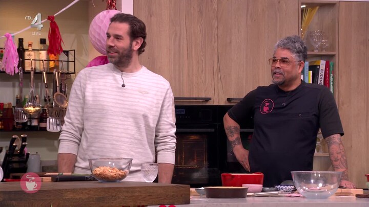 London en Hidde maken een Valentijns-dessert
