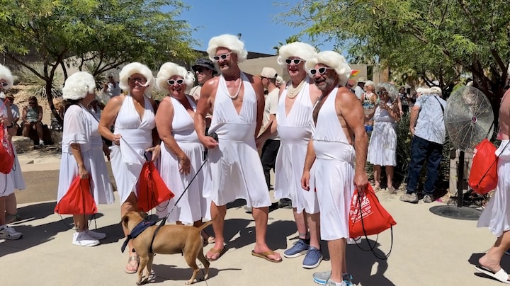 Moedervlek, blond haar en iconische jurk: honderden fans vieren 100 jaar Marilyn Monroe